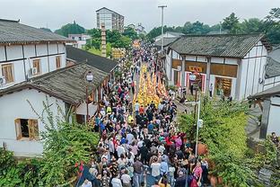 首开记录助队取胜，萨卡社媒晒庆祝照：这场胜利来自全队努力！